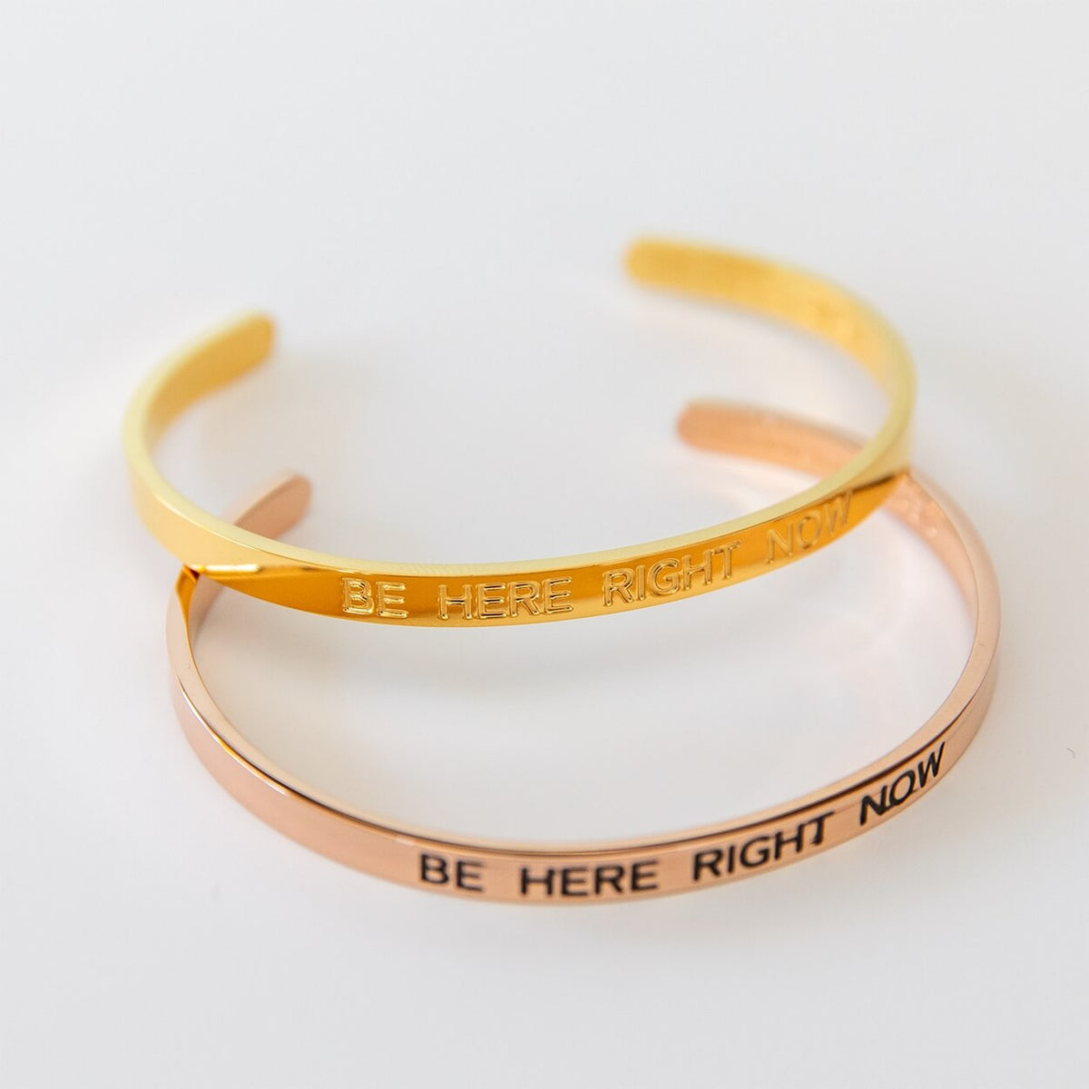Armreif mit Gravur | vergoldet | Be here right now