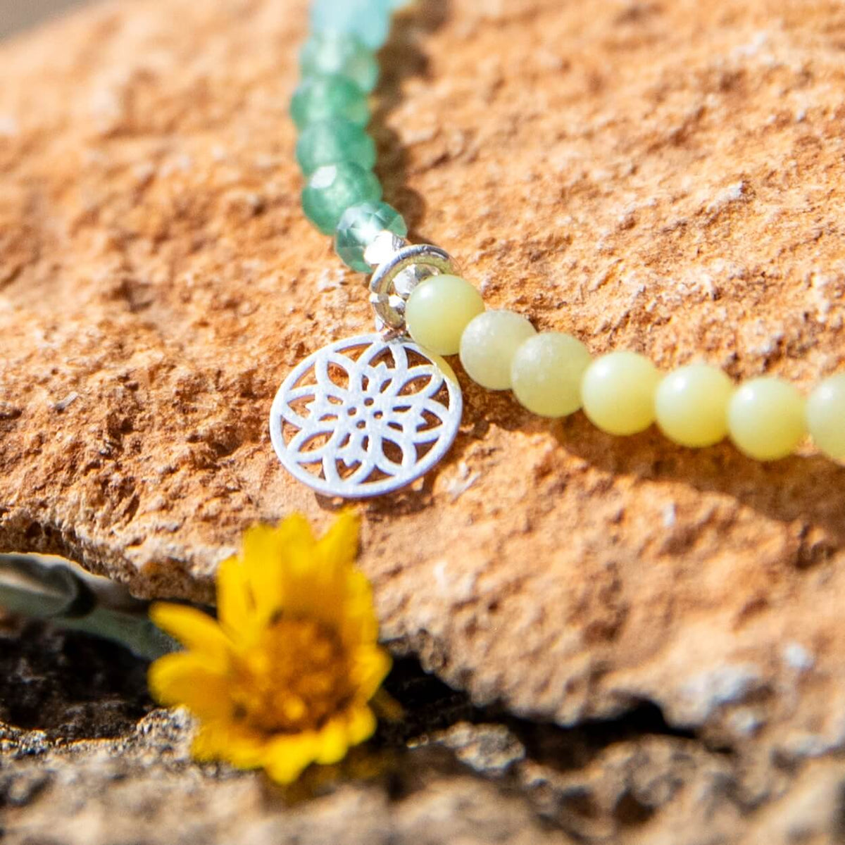 Chakra Armband mit versilbertem Lebensblume-Anhänger