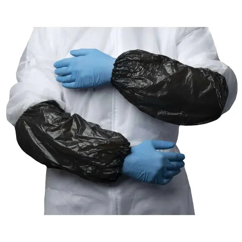 Schwarze cpe-armstulpen 40 cm lang über blauen farbigen einmalhandschuhen und weißem laborkittel für zuverlässigen schutz deutsche qualität