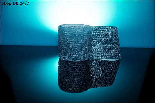 Ein roll deutscher qualität grip tape in dunkelgrauem, gewebtem stoffdesign für sportliche anwendungen