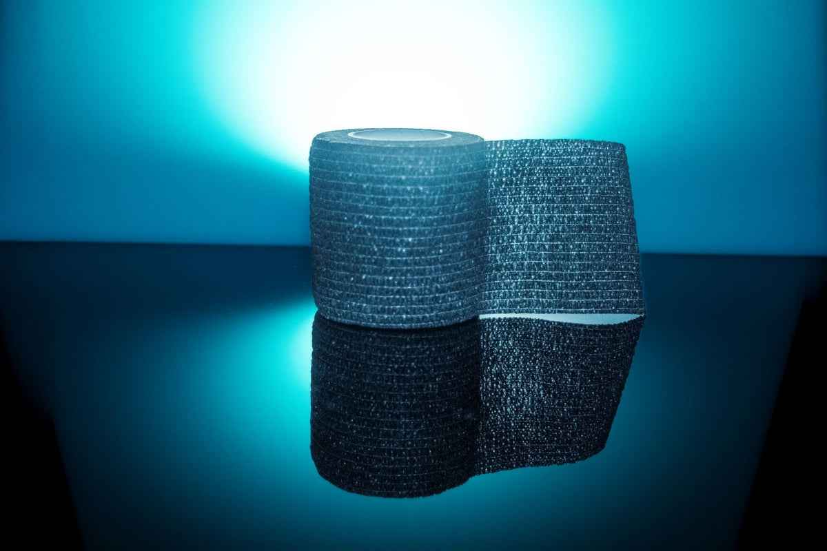 Ein rollen dunkler grauer grip tape mit gewebter textur geeignet für tattoo supplier grip tape tattoo