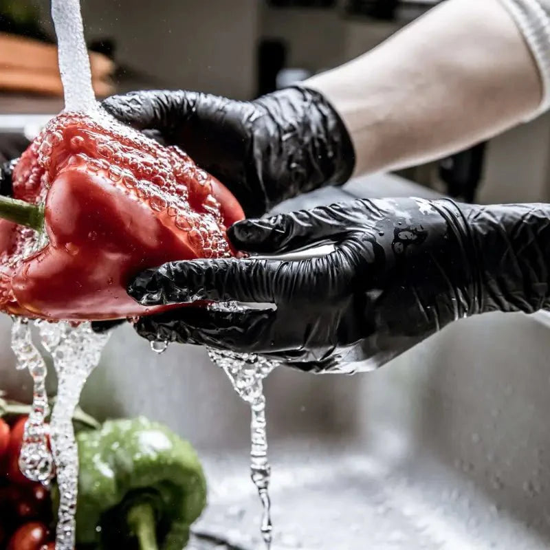 Schwarze nitras black scorpion latex einmalhandschuhe schützen stilvoll beim Waschen von roter Paprika