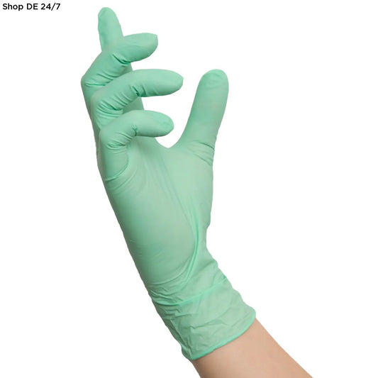 Ein hand trägt eine mint wave handschuhe aus hochwertigem nitril mit mikrogeraute fingerspitzen in hellgrün latexfrei