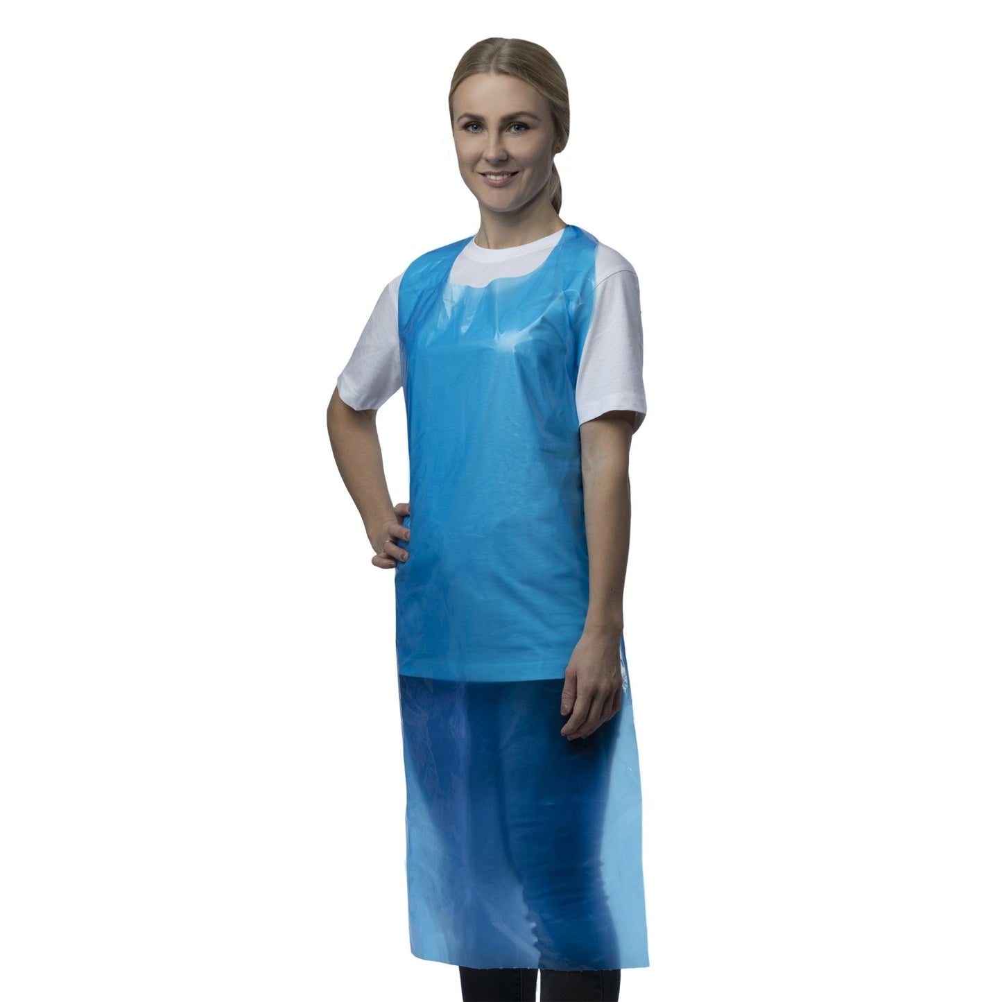 Blauer nitras pe-schürzen aus plastik 30μ getragen über weißem t-shirt für zuverlässiger schutz in professionellen umgebungen