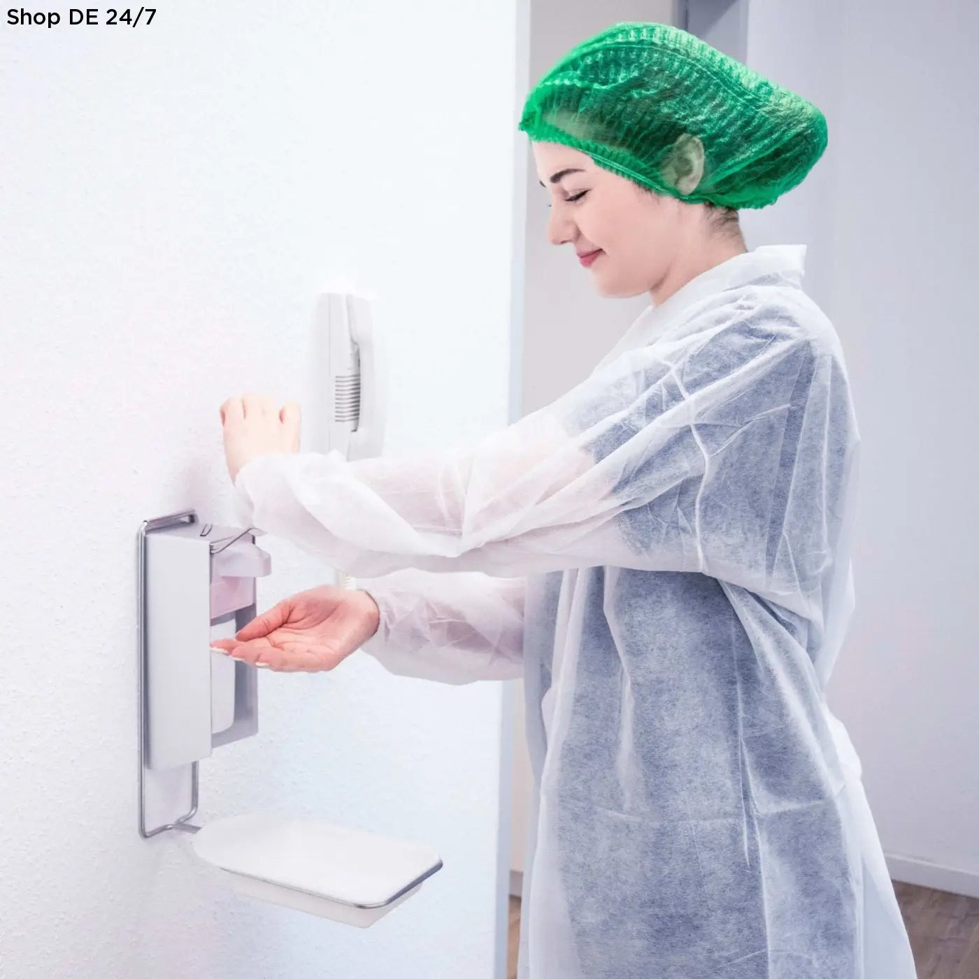 Weißes wandmontiertes handdesinfektionsmittelspender mit modernem design und ablage für nitras pp-besuchermantel in professionellen umgebungen für hohen hygienestandards