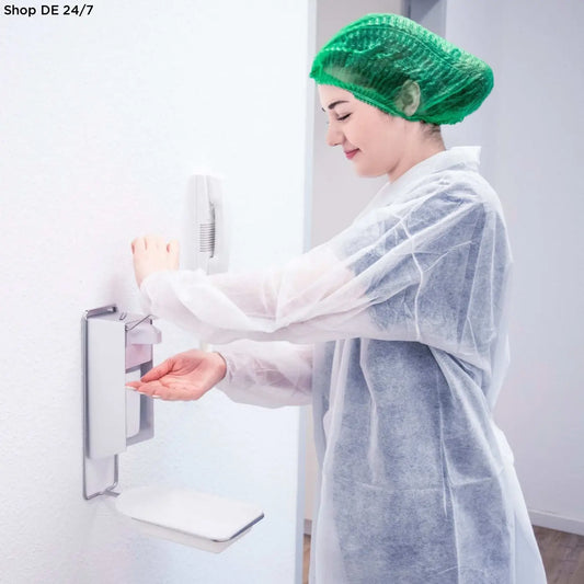 Weißes wandmontiertes handdesinfektionsmittelspender mit modernem design und ablage für nitras pp-besuchermantel in professionellen umgebungen für hohen hygienestandards