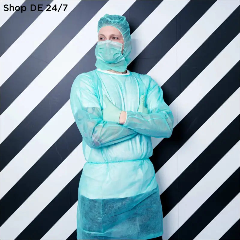 Person trägt hellblauen nitras pp-besuchermantel aus PP in medizinischen einrichtungen für hygienische anforderungen