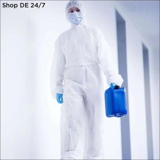 Blauer plastikkanister mit schwarzem verschluss neben nitras pp-overall schutzanzug für höchste hygienestandards in industriellen umgebungen