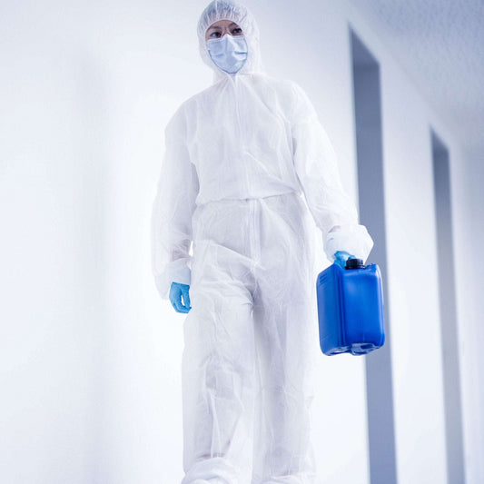 Blauer plastik-chemikalienkanister mit schwarzem verschluss für nitras pp-overall höchste hygienestandards in industriellen umgebungen