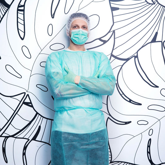 Teal chirurgischer kittel mit langen ärmeln und vorderöffnung kombiniert mit nitras soft protect medizinische gesichtsmaske und effektive filtration