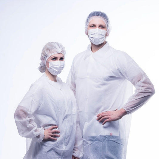 Weiße disposable chirurgische nitras soft protect einwegkittel mit transparenten ärmeln und passenden haarnetzen