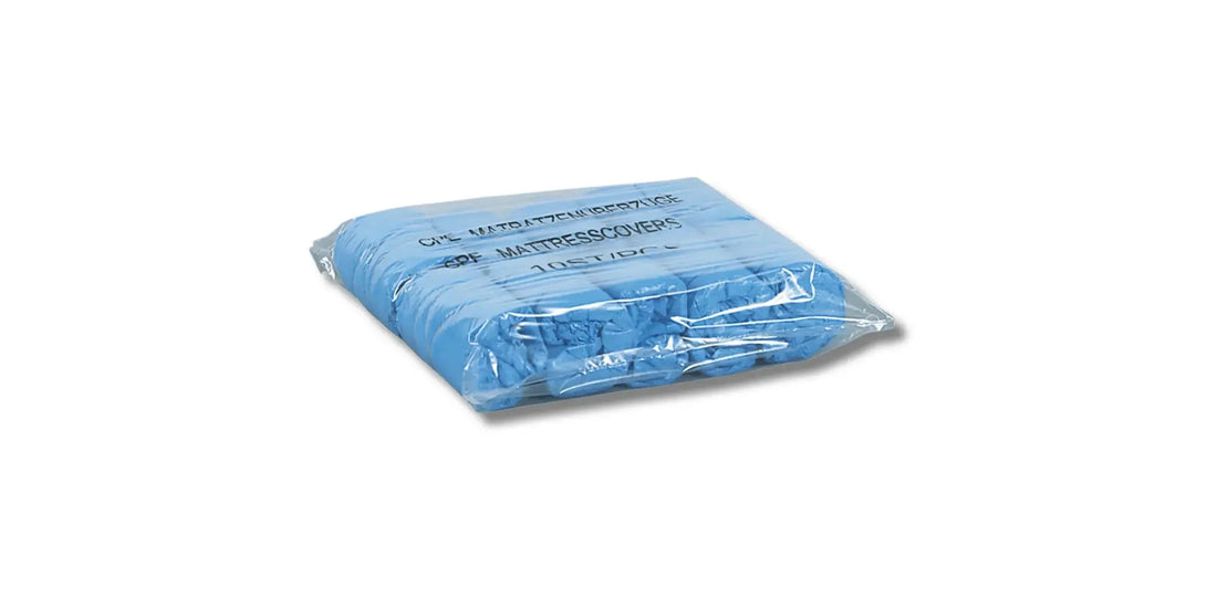 Ein blaues plastikverpacktes paket vorgefertigter cpe-matratzenschoner für hygieneschutz im medizinischen standard