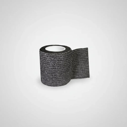 Schwarze griffbandage für tattoo maschine mit weißem kern zur verwendung mit nitril einmalhandschuhen