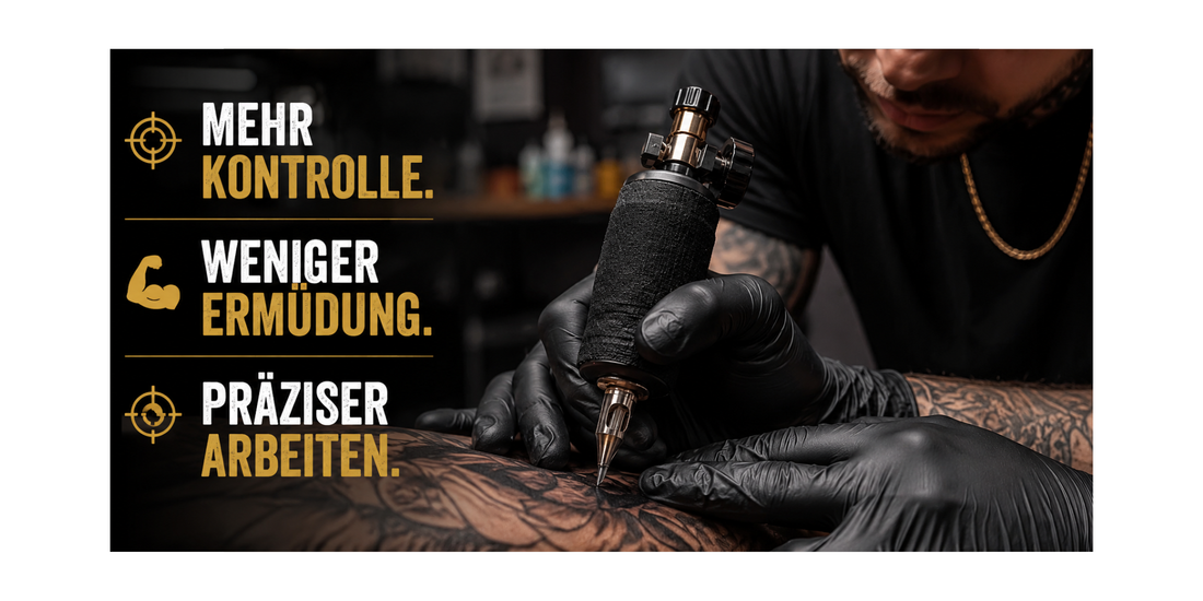 Tattoo-Artist mit schwarzen Nitrilhandschuhen und Tattoo-Maschine mit schwarzem Grip Tape. Das Griffband verbessert Kontrolle, reduziert Handermüdung und ermöglicht präziseres Arbeiten bei langen Tattoo-Sessions