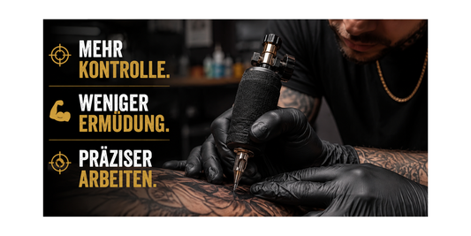 Tattoo-Artist mit schwarzen Nitrilhandschuhen und Tattoo-Maschine mit schwarzem Grip Tape. Das Griffband verbessert Kontrolle, reduziert Handermüdung und ermöglicht präziseres Arbeiten bei langen Tattoo-Sessions