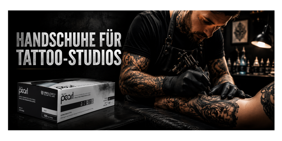 Tattoo Artist arbeitet mit schwarzen Nitrilhandschuhen und BLACK PEARL Einmalhandschuhen im professionellen Tattoo Studio
