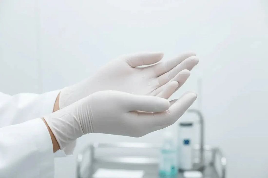 Weiße latexhandschuhe als einmalhandschuhe getragen zur einhaltung der hygiene-standards in der lebensmittelverarbeitung