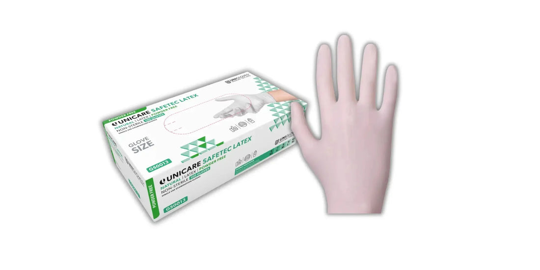 Einzeln pale rosa latexhandschuh neben weiß-grüner verpackung der vielseitigen safetec einmalhandschuhe für medizin und pflege