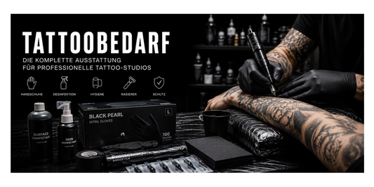 Tattoobedarf für professionelle Tattoo-Studios mit schwarzen Nitrilhandschuhen, Hygieneartikeln und Tattoo-Session