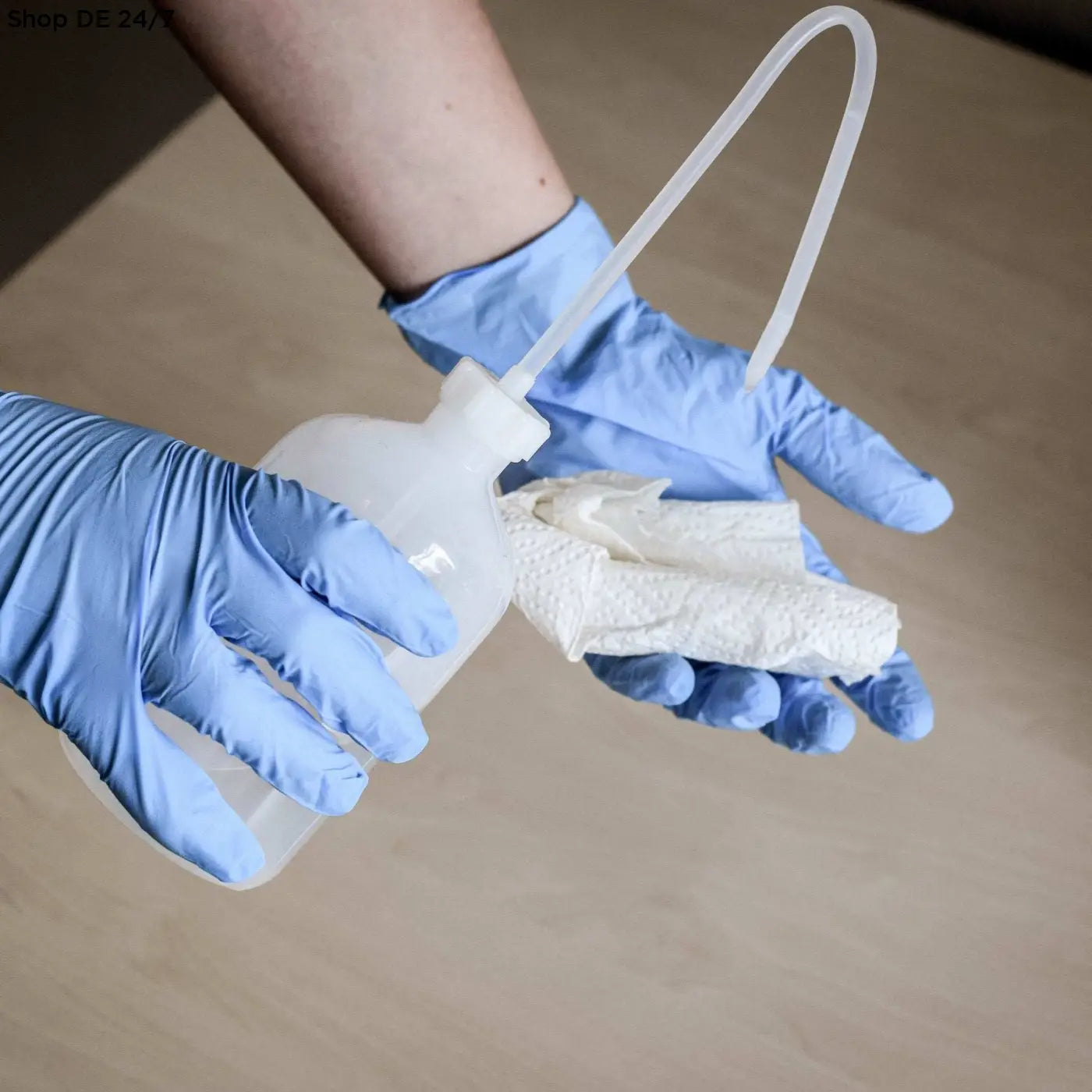 Weißer medizinischer absaugballon aus kunststoff mit klarem schlauch und weißem saugpad in einmalhandschuhe puderfrei sammlung