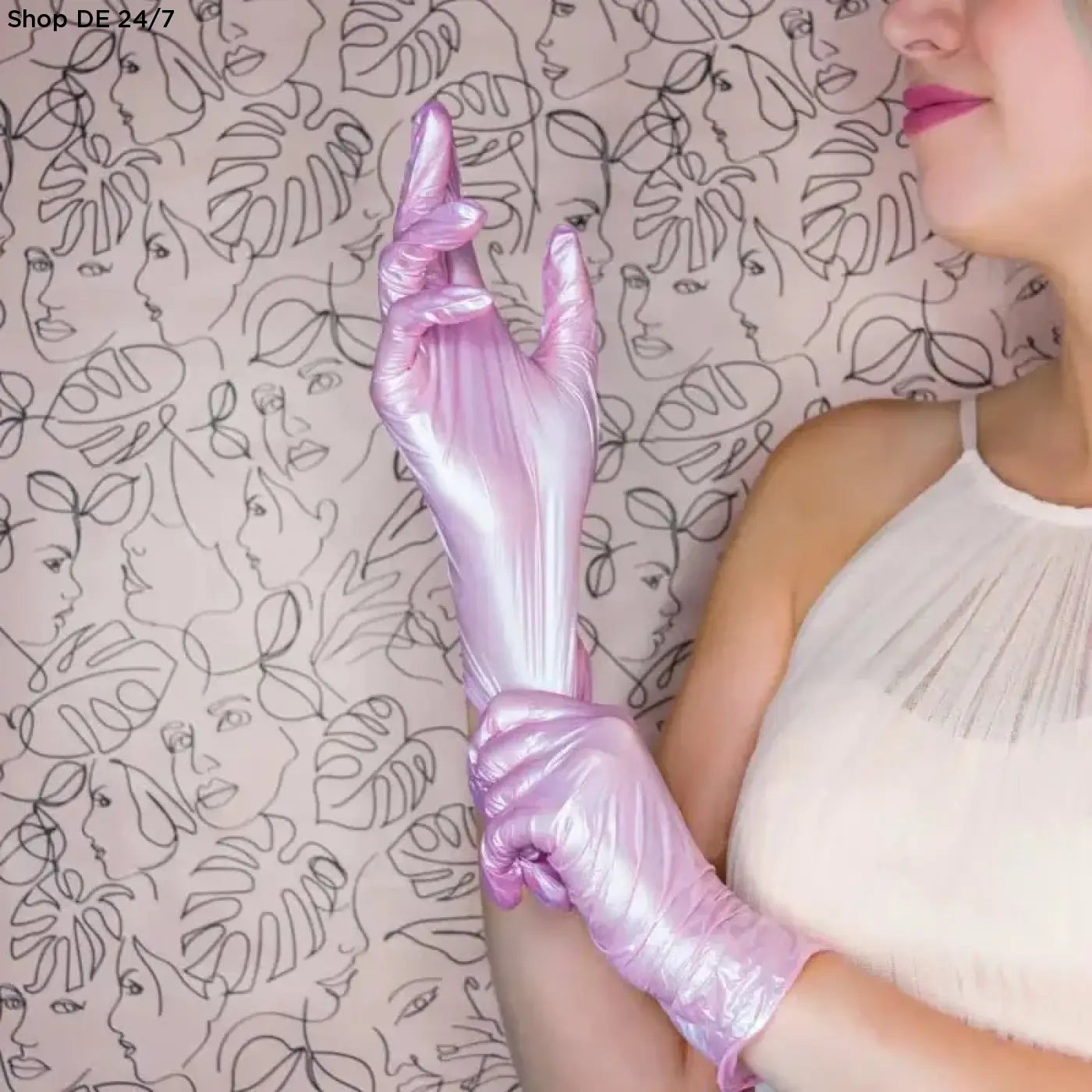 Shiny pink satin einmalhandschuhe aus kosmetik kollektion ideal für hygienischen einsatz