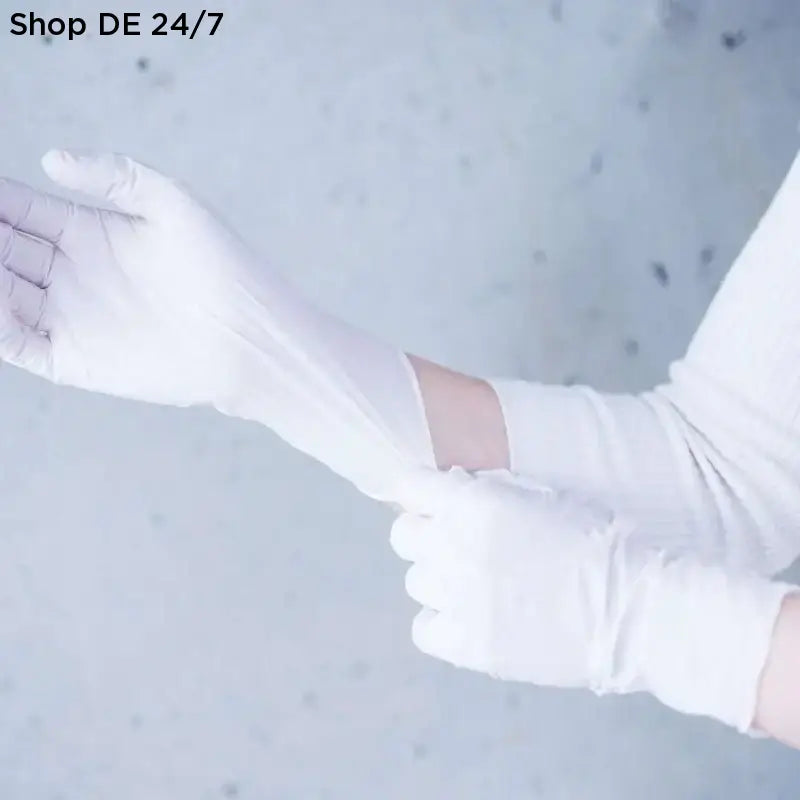 Weiße, langärmelige latexhandschuhe aus der serie einmalhandschuhe hygiene werden getragen