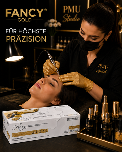 PMU-Artistin mit goldenen FANCY GOLD Nitrilhandschuhen bei einer präzisen Augenbrauenbehandlung in einem modernen Permanent-Make-up-Studio. Die originale FANCY GOLD Handschuhbox ist im Vordergrund platziert.