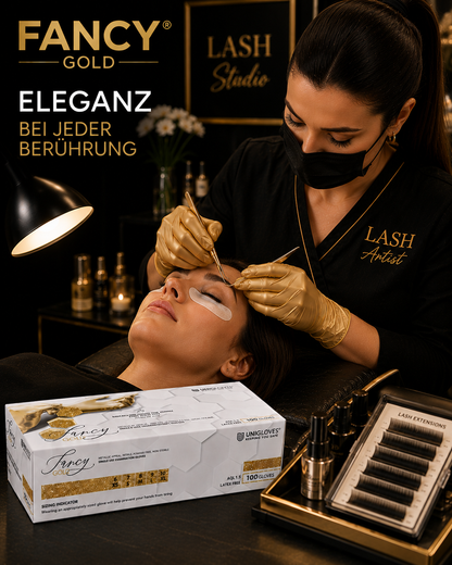 Lash-Stylistin trägt goldene FANCY GOLD Nitrilhandschuhe und appliziert präzise Wimpernverlängerungen in einem luxuriösen Wimpernstudio. Die originale FANCY GOLD Handschuhbox ist im Vordergrund sichtbar.