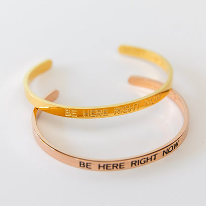 Armreif mit Gravur | vergoldet | Be here right now