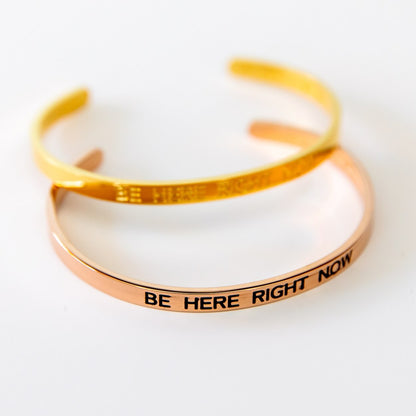 Armreif mit Gravur | rosé vergoldet | Be here right now