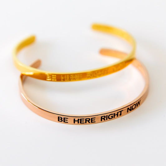 Armreif mit Gravur | rosé vergoldet | Be here right now
