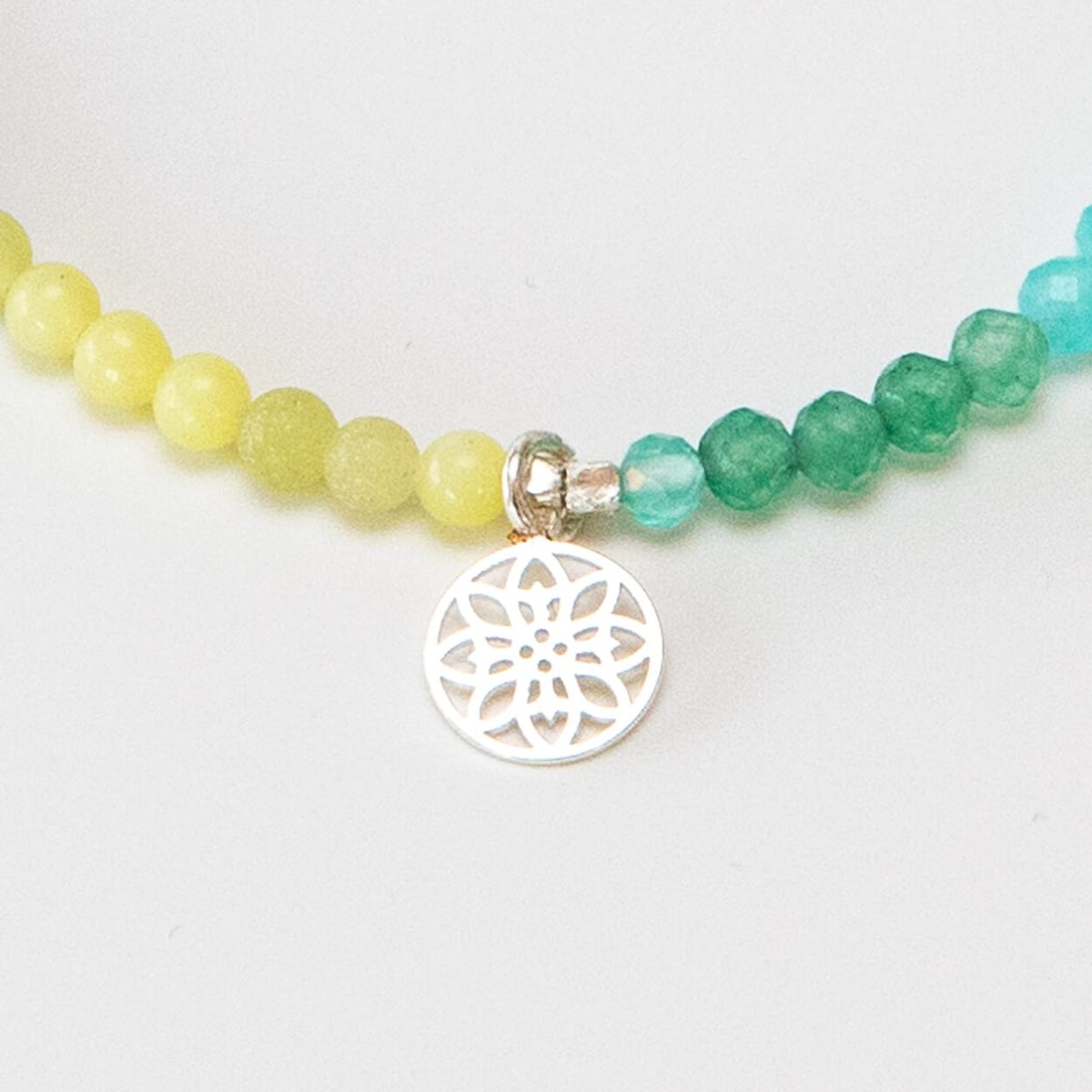 Chakra Armband mit versilbertem Lebensblume-Anhänger