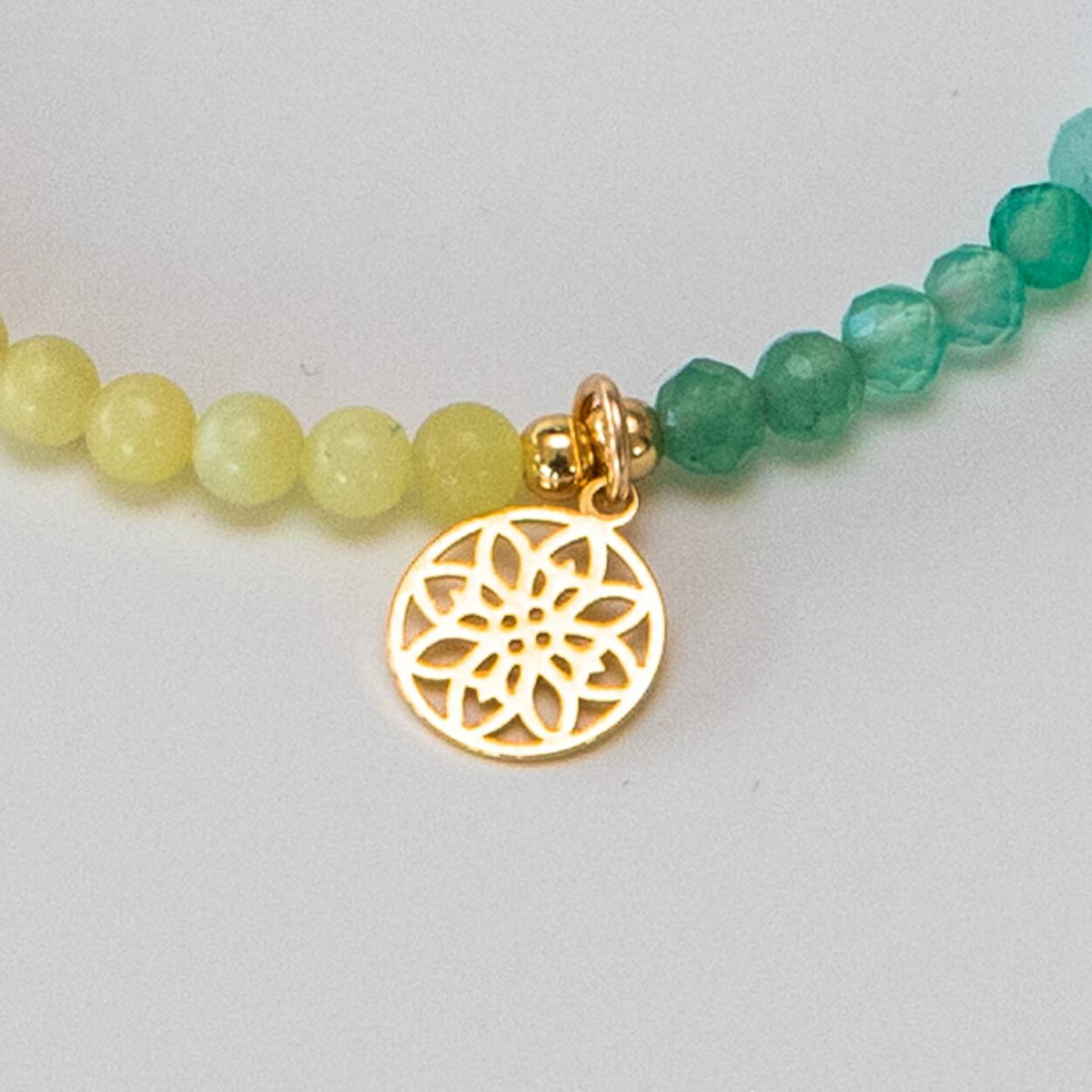 Chakra Armband mit vergoldetem Anhänger Lebensblume