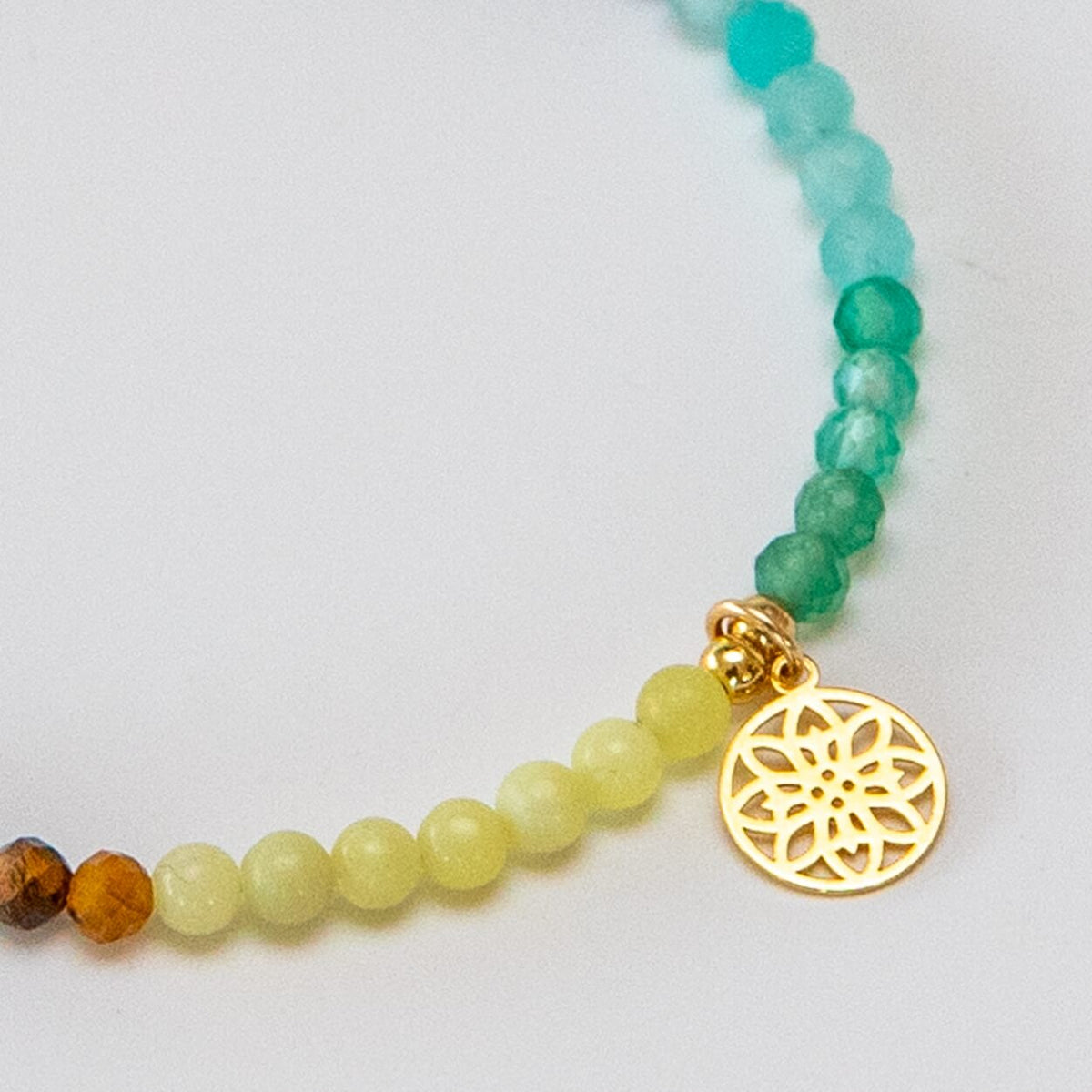 Chakra Armband mit vergoldetem Anhänger Lebensblume