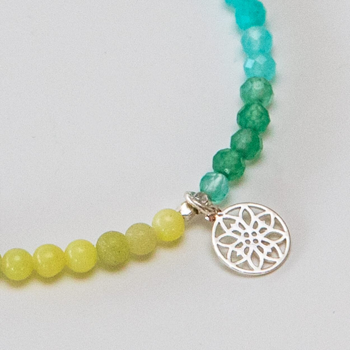 Chakra Armband mit versilbertem Lebensblume-Anhänger
