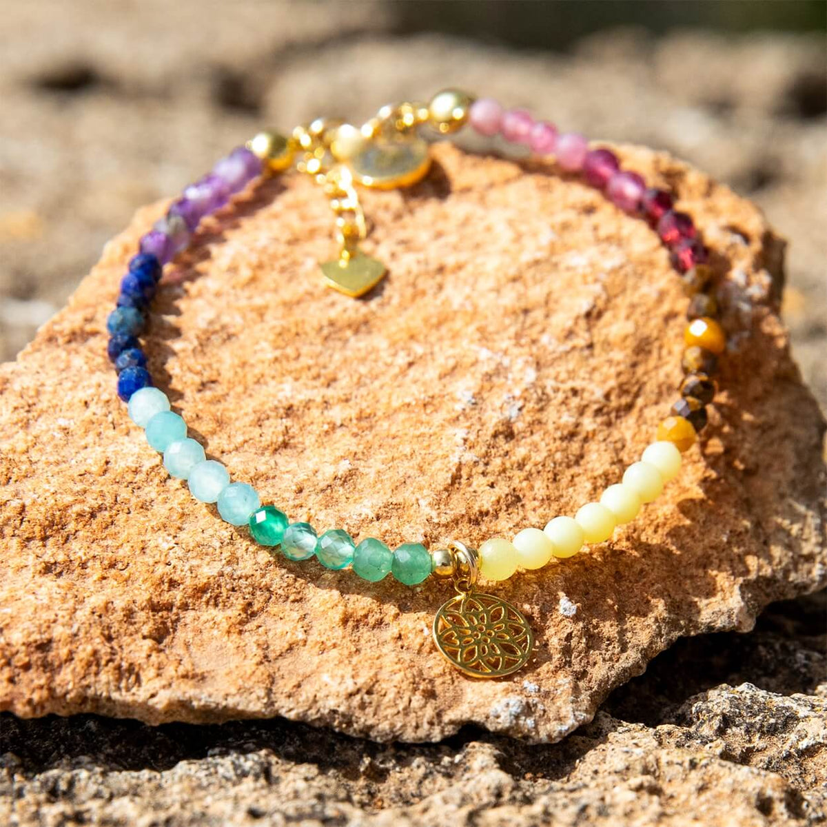Chakra Armband mit vergoldetem Anhänger Lebensblume