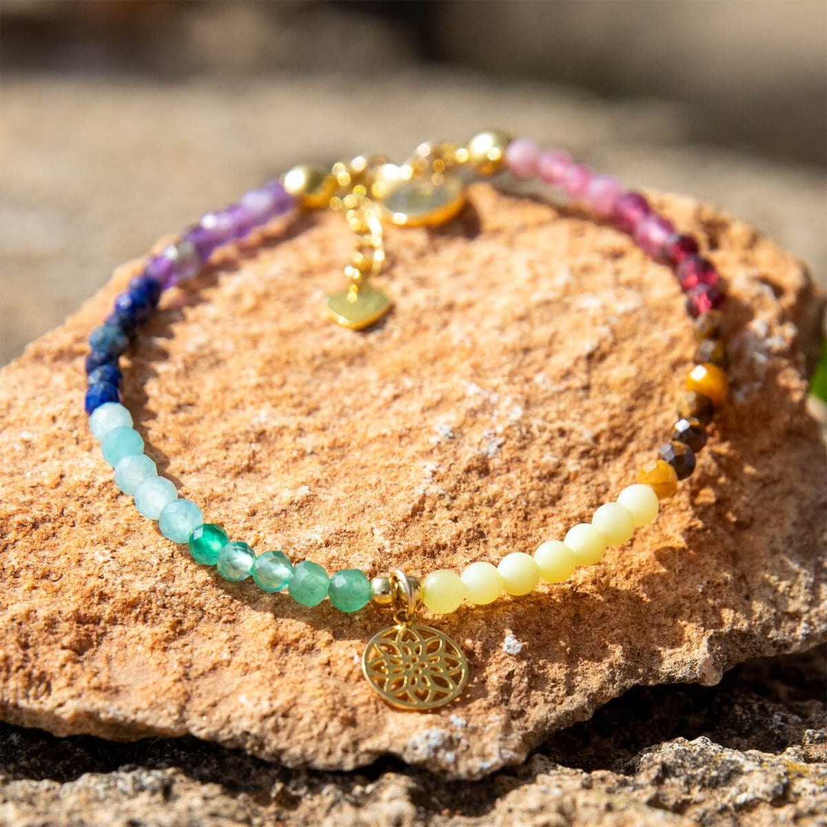 Chakra Armband mit vergoldetem Anhänger Lebensblume