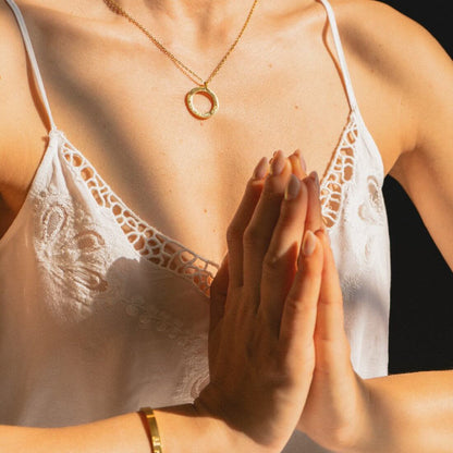 Halskette mit Anhänger | vergoldet | Mantra: Om Mani Padme Hum