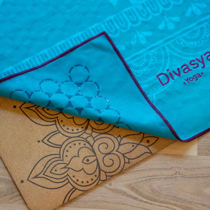 Yoga Handtuch rutschfest aus recycelter Mikrofaser & Silikon-Struktur auf der Unterseite