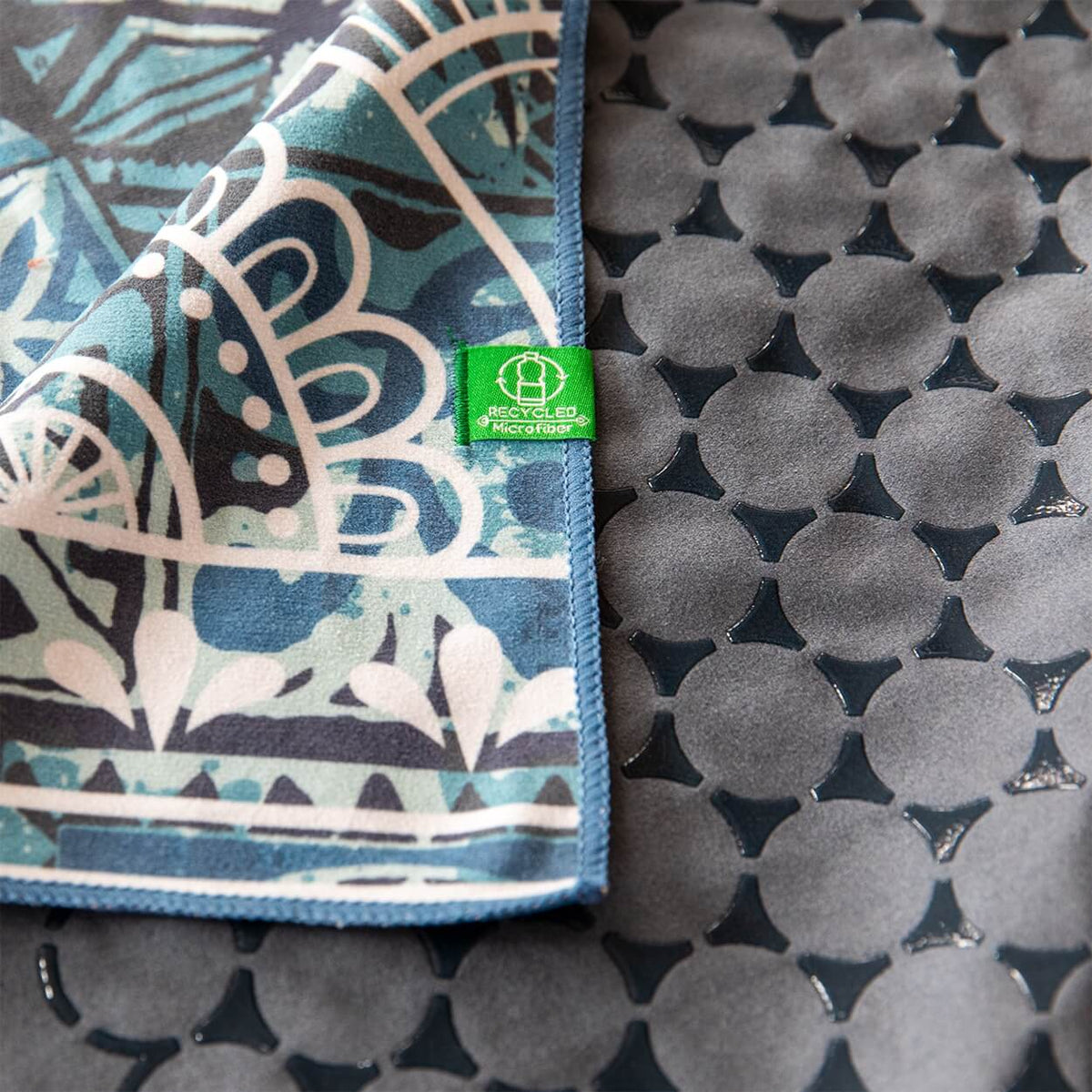 Yoga Handtuch rutschfest aus recycelter Mikrofaser & Silikon-Struktur auf der Unterseite