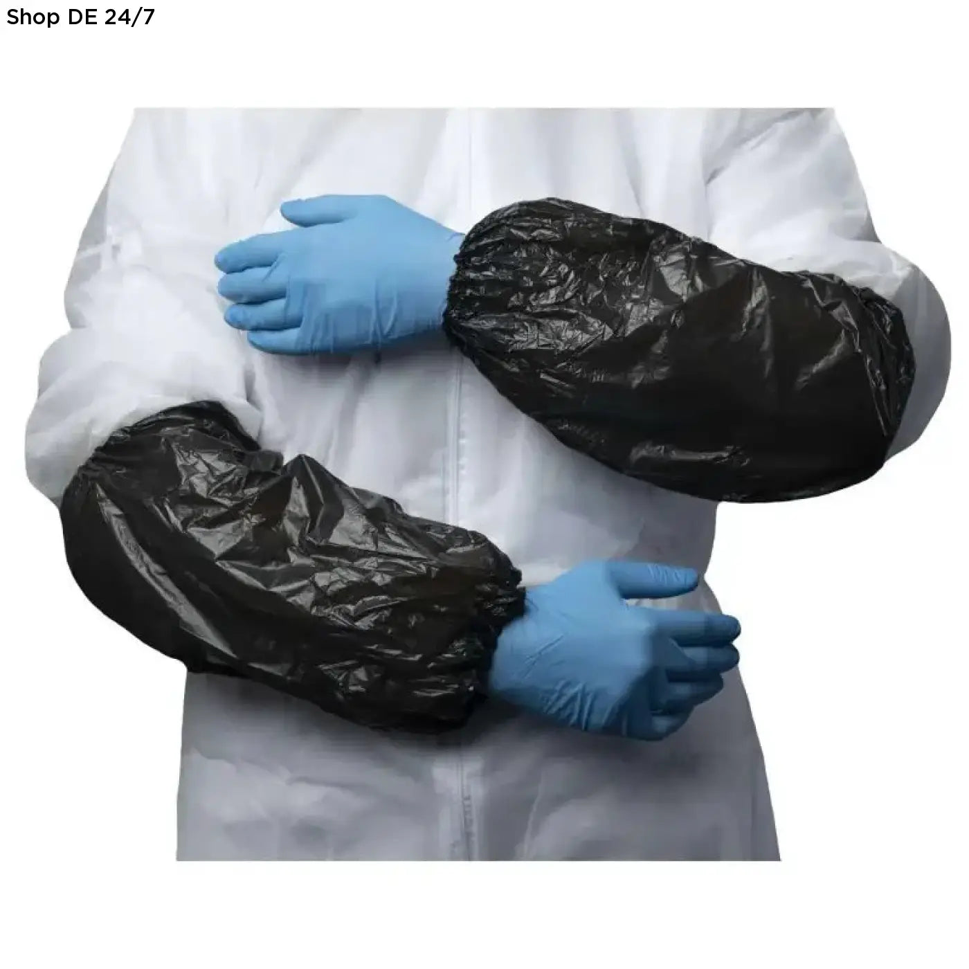 Schwarze cpe-armstulpen 40 cm lang über blauen farbigen einmalhandschuhen und weißem laborkittel für zuverlässigen schutz deutsche qualität