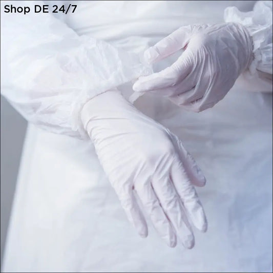 Weiße latexhandschuhe aus deutsche qualität für zuverlässigen schutz bei hygienischen anwendungen getragen