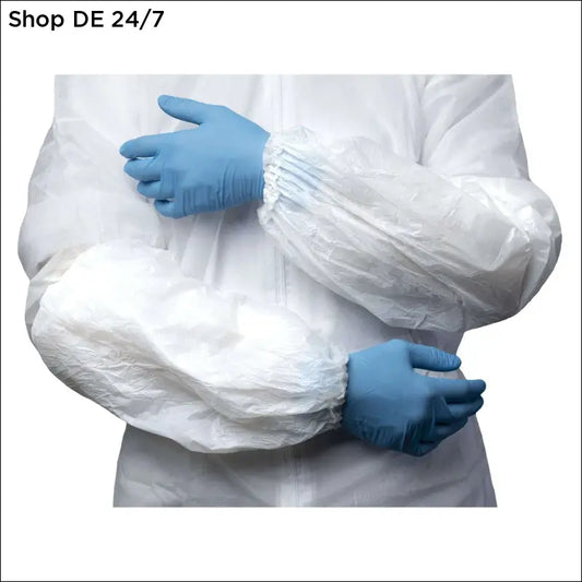 Blau latex handschuhe mit transparenten cpe-armstulpen über weißem schutzanzug bieten zuverlässiger schutz deutsche qualität