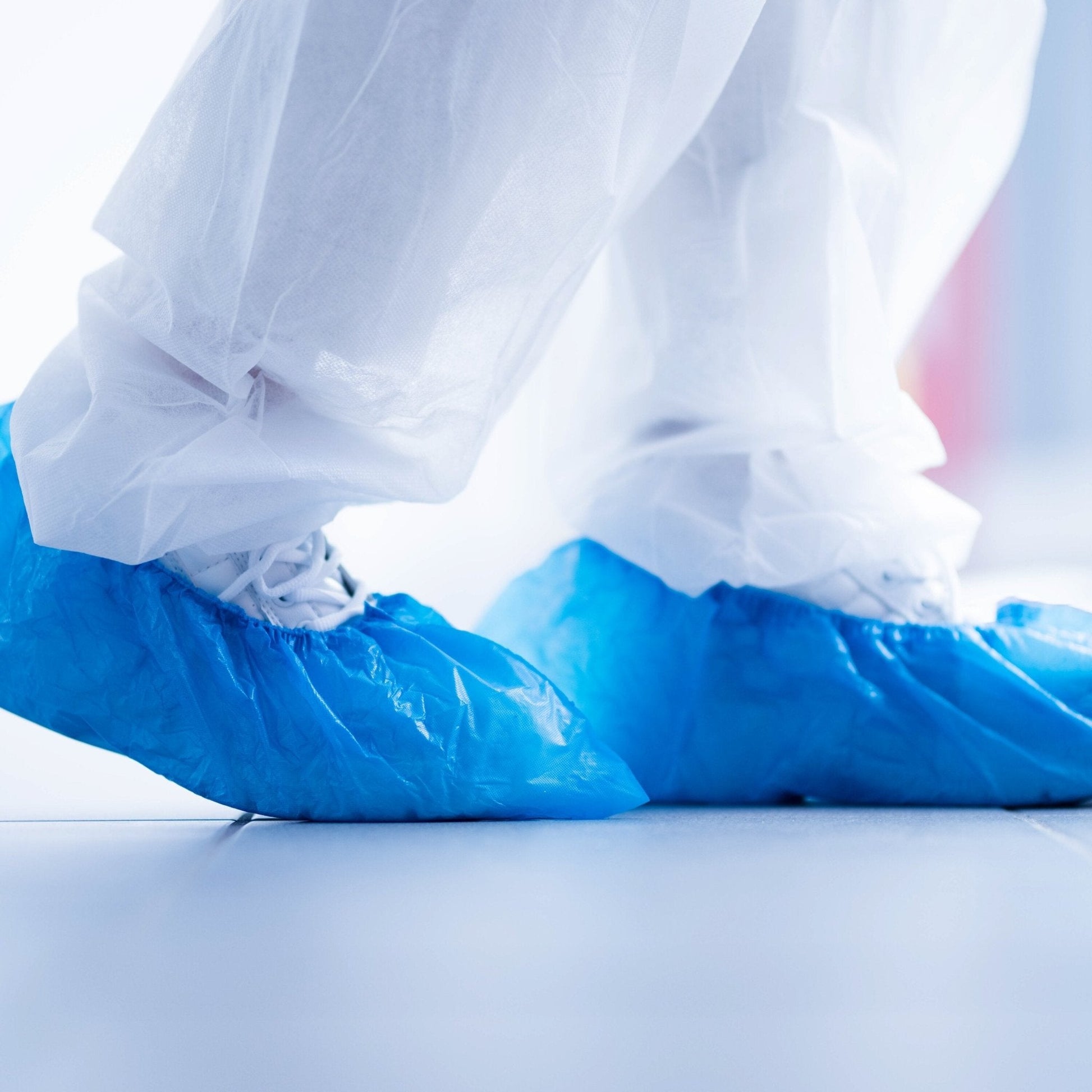 Blaue cpe-überschuhe aus plastik über weißen sneakers bieten zuverlässigen schutz für hygienische anwendungen deutsche qualität