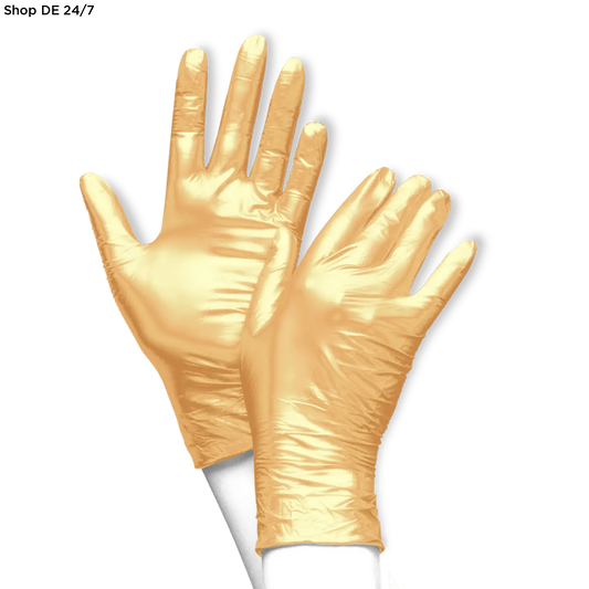 Eine paar glänzende goldene nitrilhandschuhe aus latex auf einer weißen mannequinhand für produktschutz kaufen
