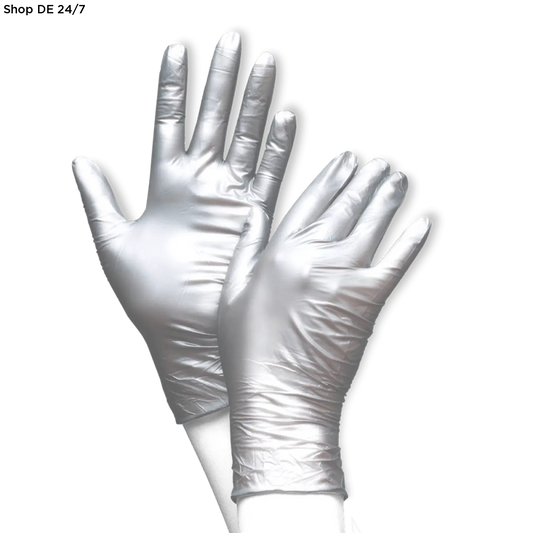 Ein paar weiße glänzende latexhandschuhe mit glatter oberfläche und enger passform aus der serie fancy® silver nitril einmalhandschuhe 1000 stück