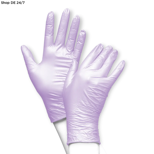 Ein paar lavendelfarbene glänzende nitril-einmalhandschuhe von fancy violett an weißen schaufensterhänden zertifizierte deutsche qualität zuverlässiger schutz
