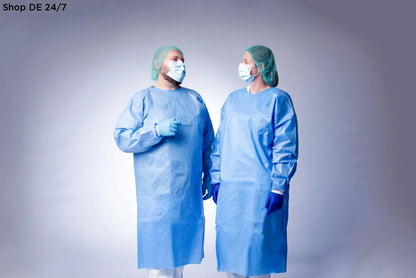 Zwei medizinische fachkräfte tragen blaue chirurgische kleidungen und nitras indigo wave nitril-einmalhandschuhe mit mikrogeraute fingerspitzen für anspruchsvolle umgebungen