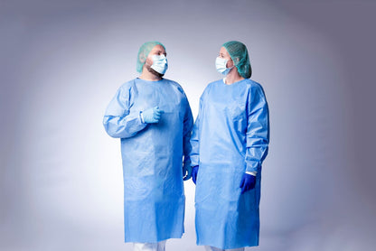 Zwei medizinische fachkräfte tragen blaue chirurgische kleidungen und nitras indigo wave nitril-einmalhandschuhe mit mikrogeraute fingerspitzen für anspruchsvolle umgebungen