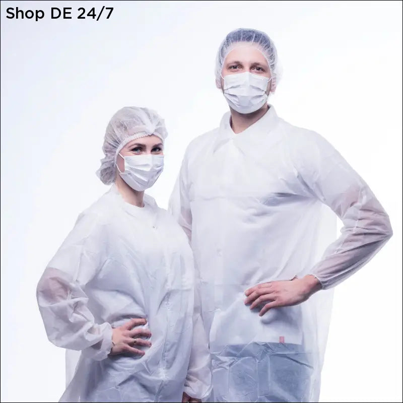 Weiße disposable chirurgische schutzkittel mit transparenten plastikhüllen und passenden haarnetzen für nitras soft protect medizinische gesichtsmasken weiß 3-lagig kaufen 500 stück